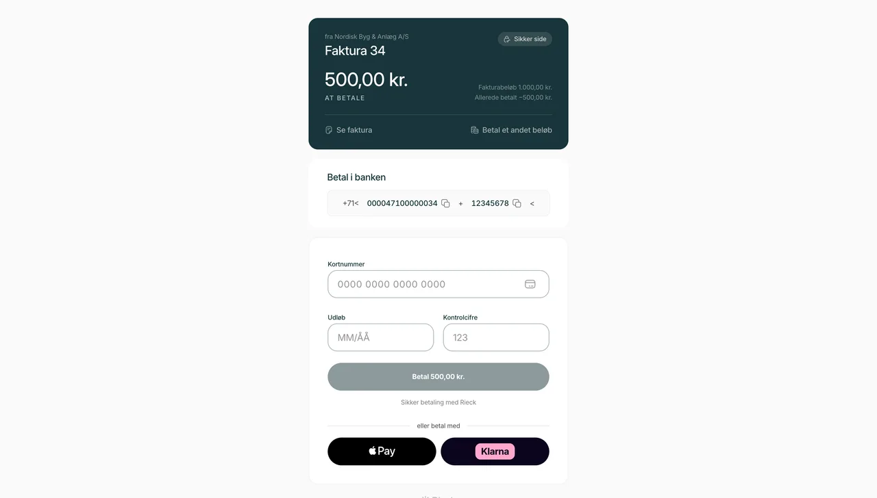 Screenshot from Rieck Pay: the customer’s payment page with the sender, invoice number and the amount still outstanding at the top — 500 kroner left of a 1,000-kroner invoice — bank account and payment code below, card fields, and Apple Pay and Klarna buttons at the bottom, all on one page with no login.